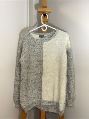 Joseph A Two-Tone Fuzzy Eyelash Knit Sweater in Cream and Light Gray